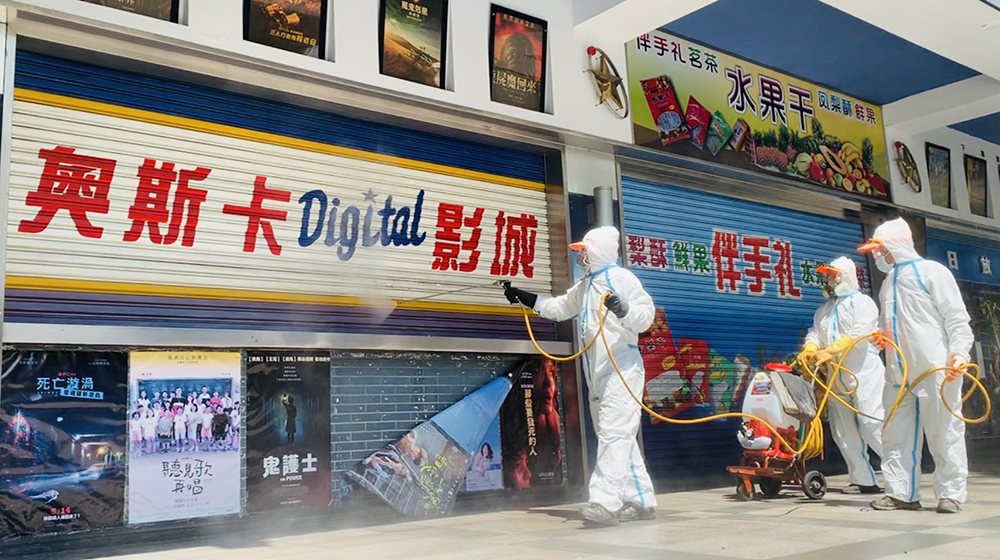 第一線防疫人員穿梭高雄各個角落對抗疫情，是守護市民的健康堡壘。(圖片提供/高市府環保局)