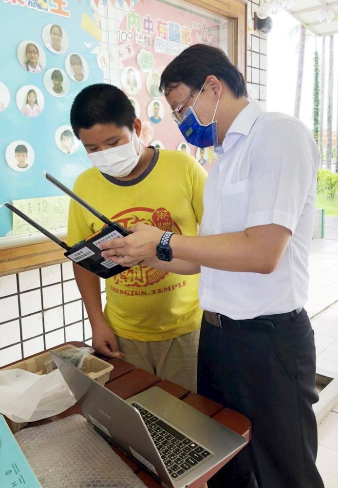 台積電基金會捐贈200台再生筆電，支援偏鄉學子的遠距教學。（圖片提供/高雄市政府教育局）
