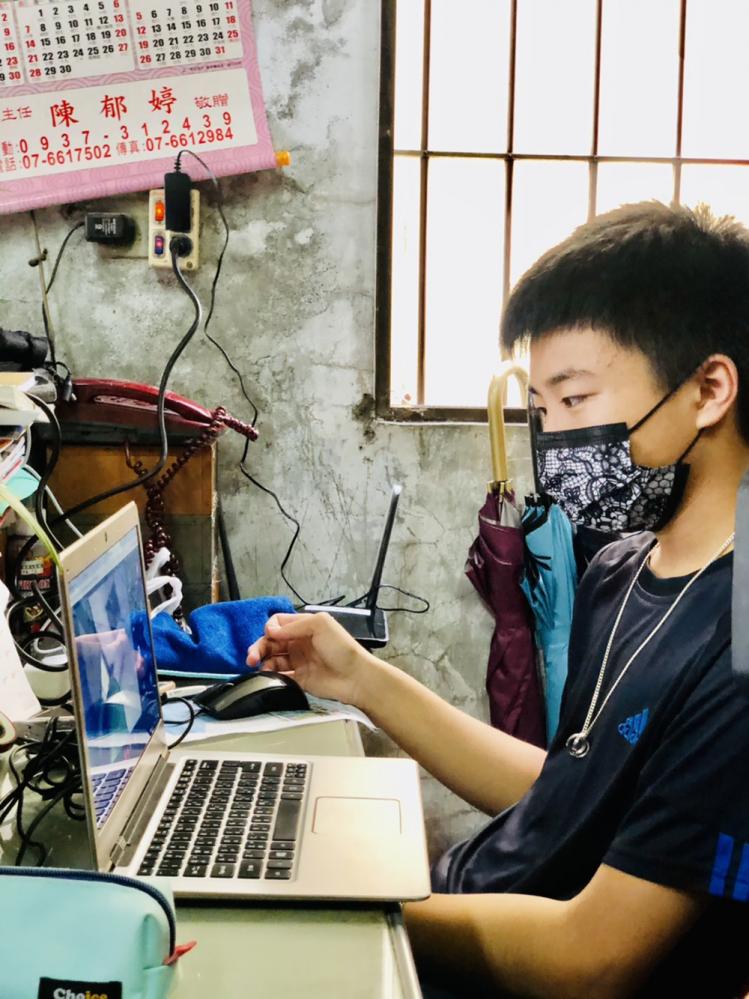 維運中心專人來到偏鄉學童家中，安裝並設定軟硬體遠距教學裝置。（圖片提供/高雄市政府教育局）