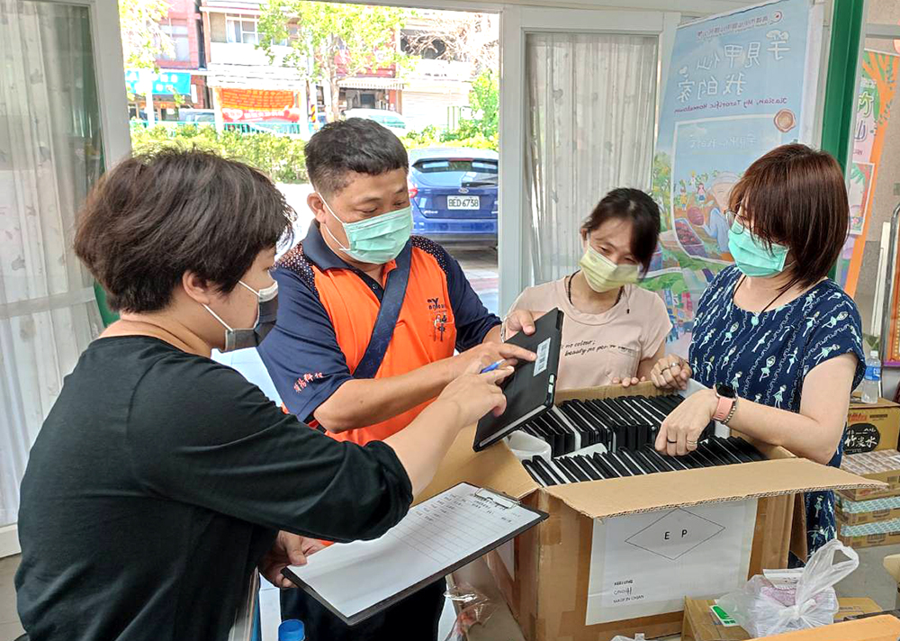 從器材配送、設備安裝到系統維修的一條龍服務，讓師生線上授課不再傷腦筋。 （圖片提供/高雄市政府教育局）