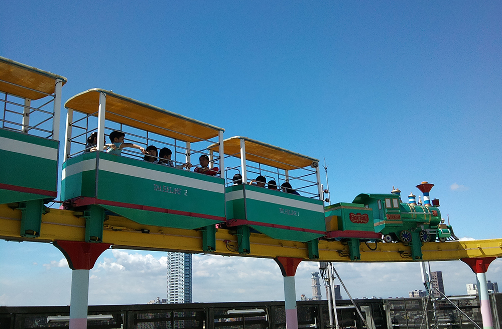 遊園小火車每5分鐘一趟巡迴，和其他樂園火車不同的是，從車廂內看到的風景又高又遠，讓人感到新鮮又刺激。（圖片提供/大立百貨空中樂園）