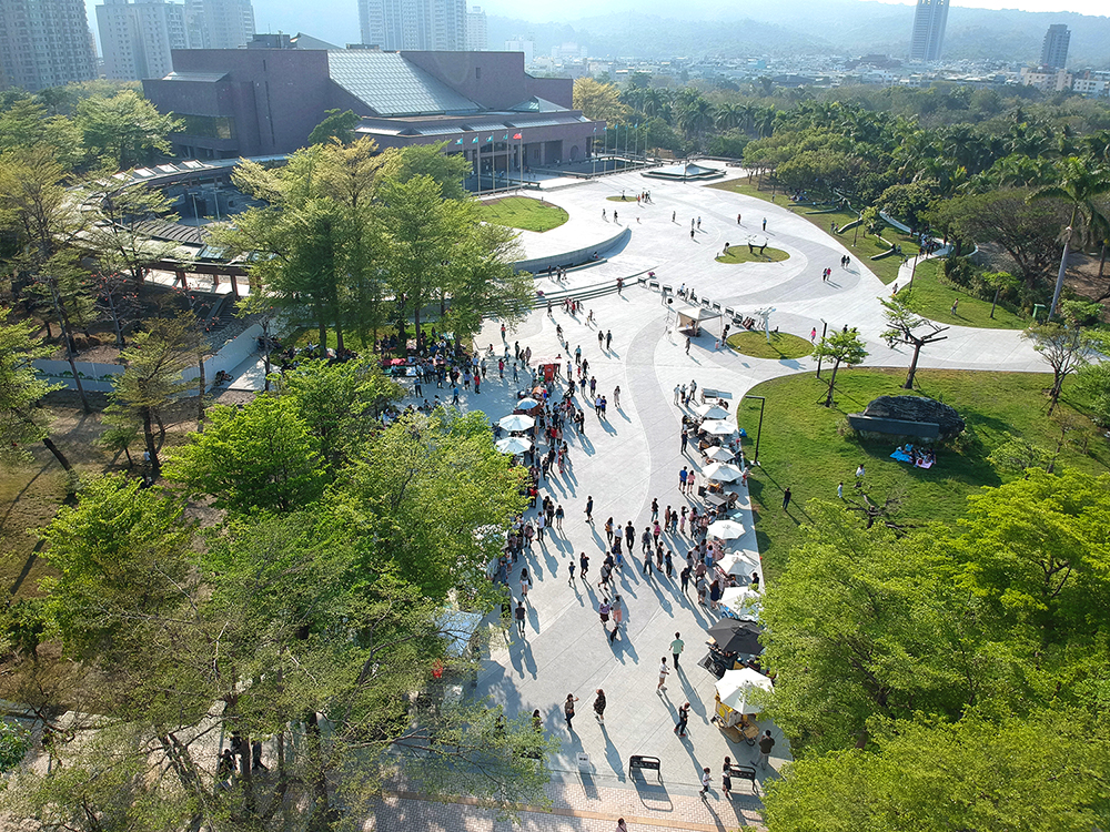 美術館園區內的公共區域，提供市民假日遊憩感受藝術的好去處。（圖片提供/張瑪龍陳玉霖聯合建築師事務所）