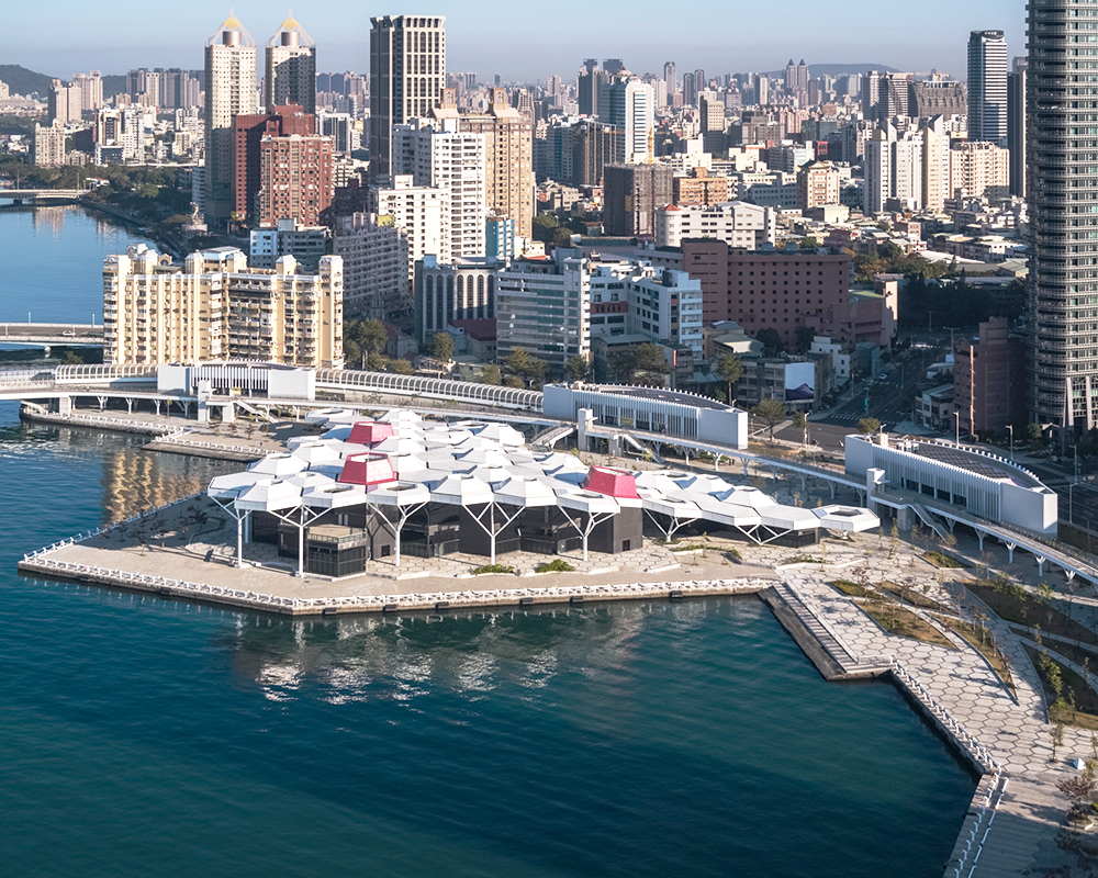 融合高雄港灣地景，同時獨樹一格的場館造型令人驚艷，樹立公共工程創新及突破的典範。（圖片提供/高雄市政府文化局 @YHLAA）