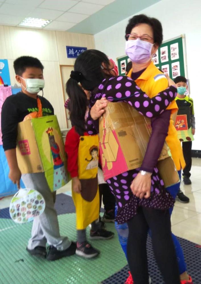 文賢社區的服務內容包括基礎陪伴、課業輔助、健康照顧、防災演練等面向，並持續深化在地，融入社區特色。（圖片提供/高雄市政府社會局）