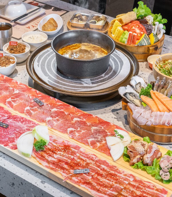 火鍋內食材滾騰冒出重重蒸氣，四周烤盤先用奶油刷一圈，再放上肉類海鮮烤得滋滋作響，獨特香氣教許多老主顧念念不忘。（圖片提供/可利亞）