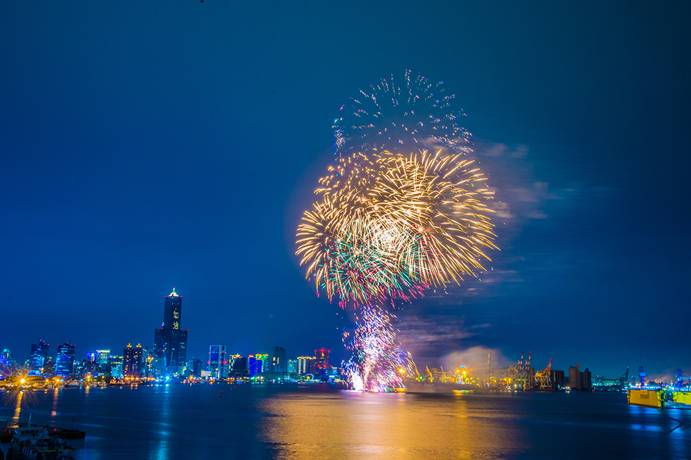 今年焰火施放範圍遍及灣區，達到史上最大範圍，360度無死角展現高雄百年大港氣勢。(圖片提供/高雄市政府觀光局)