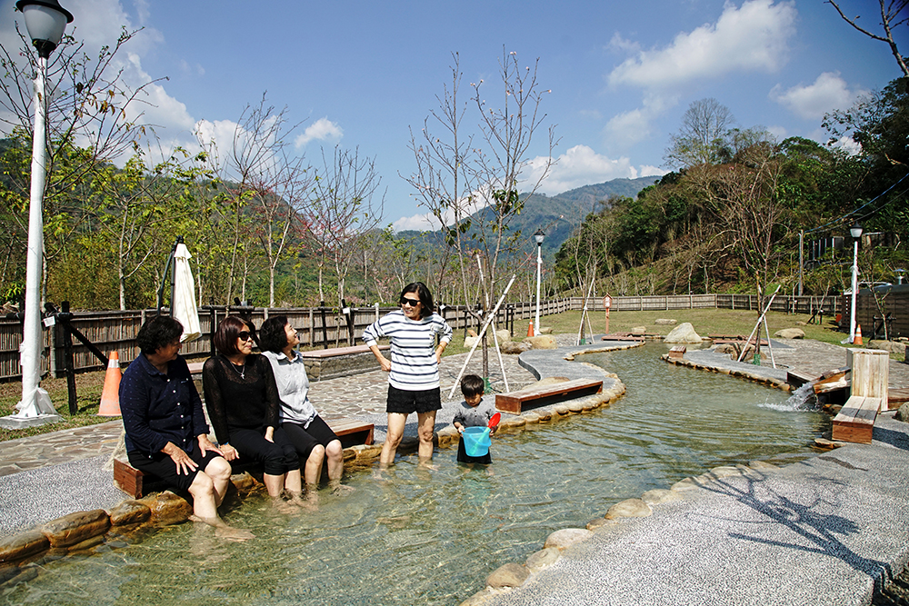 寶來賞花溫泉公園享受手湯和足湯，愜意又浪漫。 (攝影／曾信耀)