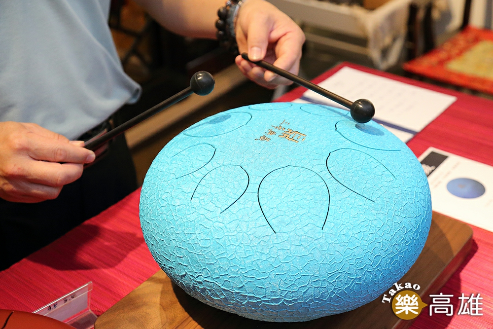 靜心缽鑼課程是一種聲音療癒，透過不同的音聲或器具，製造出穩定的聲頻振動，調節失衡的細胞恢復到原本的狀態。(攝影/Carter)