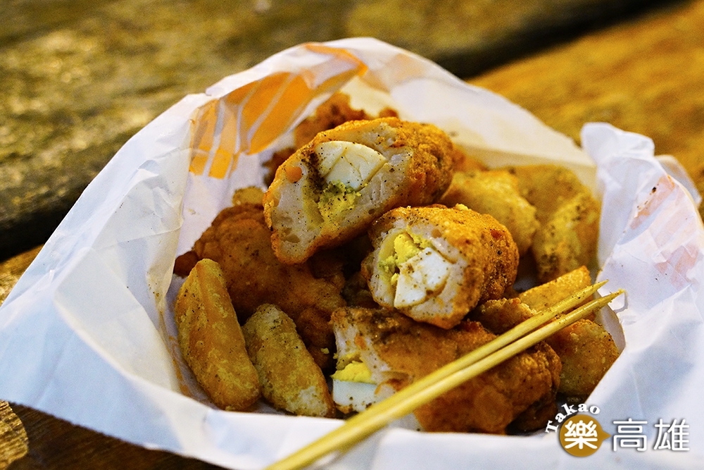 除了香嫩飽滿的包蛋旗魚黑輪，還有多種手工炸物，忍不住就什麼都來一點。(攝影/Cindy Lee)