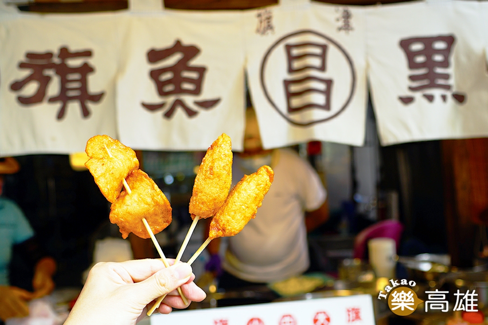 包蛋旗魚黑輪和黑輪片都是現點現炸，閃耀金黃迷人的光澤。(攝影/Cindy Lee)