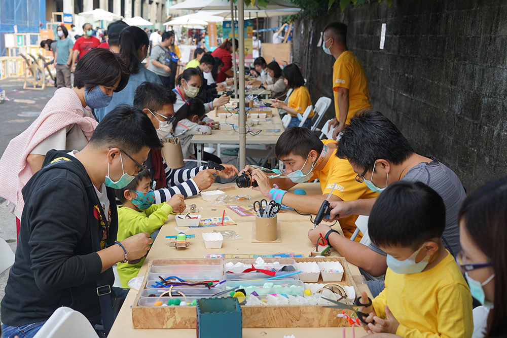 運用廢棄材料打造小車DIY，重新組裝成令人眼睛一亮的酷炫造型，非常適合親子動手寓教於樂。(圖片提供/M.ZONE大港自造特區)