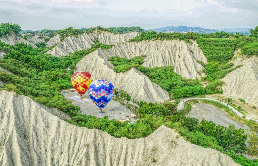 令眾人引頸期盼的熱氣球繫留體驗活動，在10月8日至11月7日間，帶民眾浪漫升空感受偽出國體驗。(圖片提供/高市府觀光局)