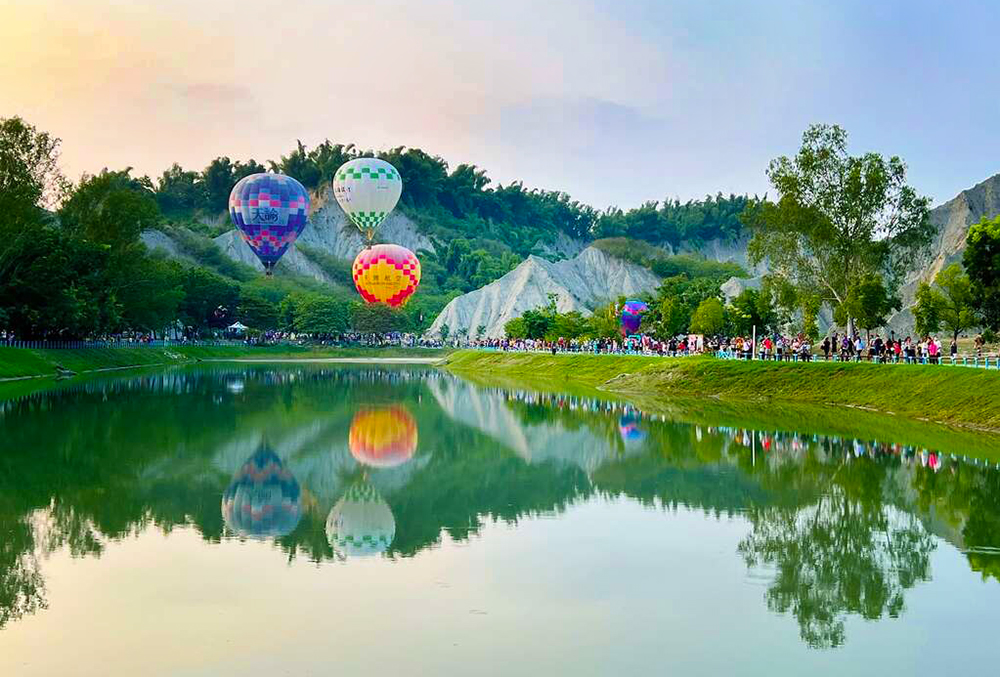 熱氣球繫留體驗，於11月7日完美落幕，許多沒有搶到票的遊客，也到現場拍照打卡、共襄盛舉。(圖片提供/高市府觀光局)