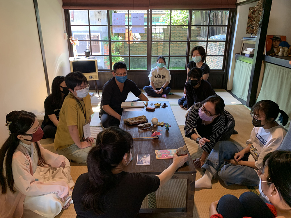 參加《風土之物創作工作坊》的學員們在老屋中認識物件劇場，學習創作方式，體驗眷村迷人的時光感。(圖片提供/飛人集攝劇團)