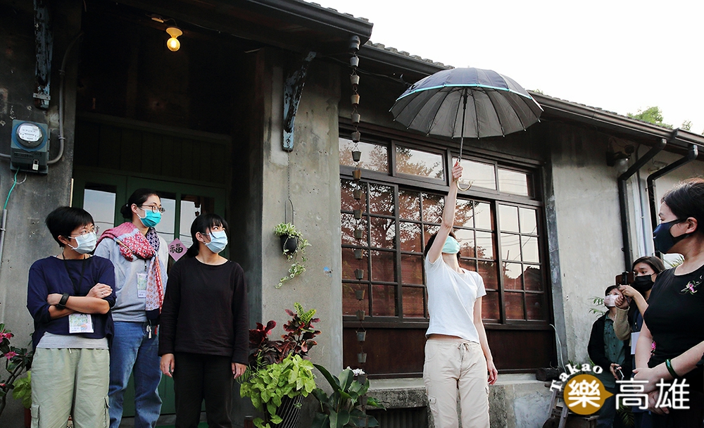 眷村巷弄、庭院和老屋各處成為工作坊學員的表演舞台。(攝影/Carter)