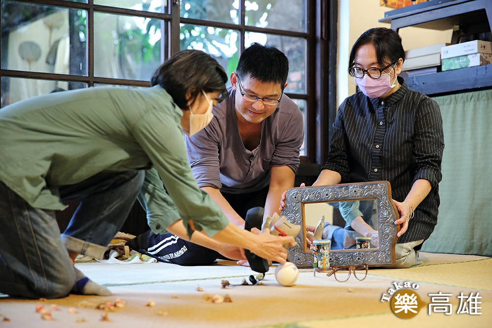 學員們在工作坊第二天下午的成果發表上，操作物件說故事。(攝影/Carter)