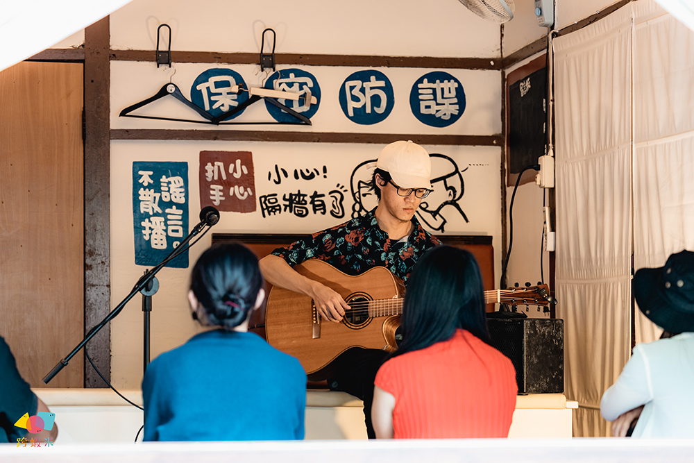 《欸，我回來拉！》音樂創作者邱宥芩邀請觀賞者參與演出，結合音樂、戲劇與環境氛圍，探索自己內心的聲音。(攝影/朱上均)