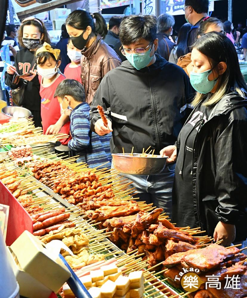 鳳山青年夜市11月於新址重新開放，更寬廣的空間、和更豐富的攤商與美食，炒熱高雄的夜晚。 (攝影/Carter)