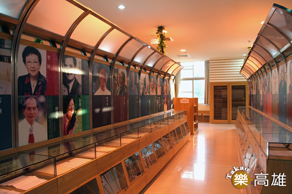 高雄文學館為圖書館與藝文展演的複合空間，館內展示高雄作家的介紹和著作，並舉辦各種藝文講座。 (攝影/鄭微宜)