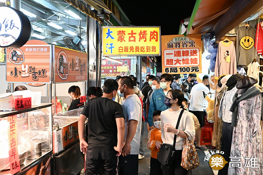 青年夜市剛開幕就湧入3萬人次，五花八門的商品美食讓民眾逛得滿足。(攝影/Carter)