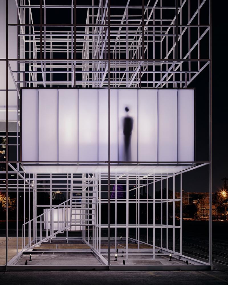 英國團隊邱維煬（Foster+Partners）x QIU作品〈謐静立方〉呼吸般的有機光線設計，在夜裡就有如一座漂浮半空中的星際太空船。(攝影/Studio Millspace)