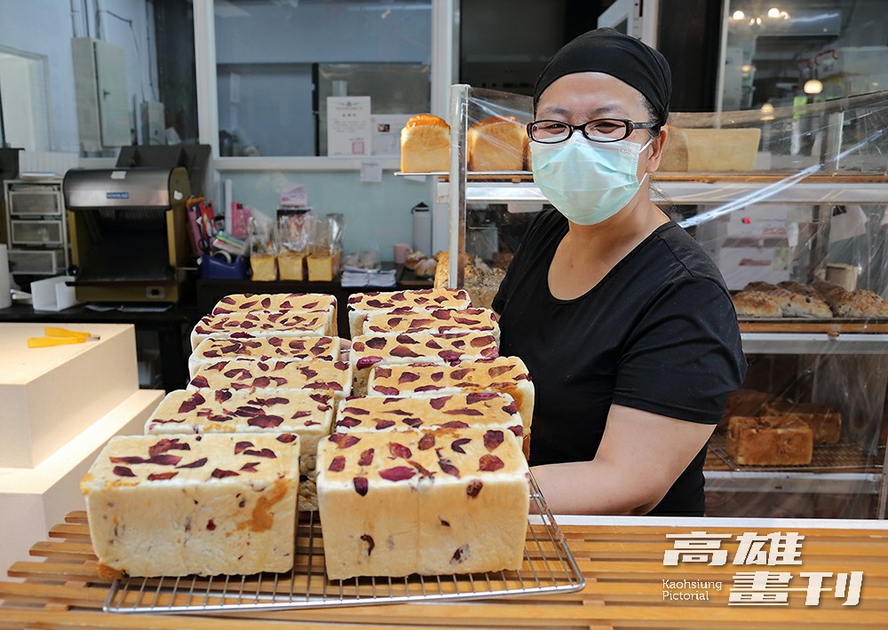 玫瑰奶酥吐司也是「啖糕堂」的秒殺單品，使用屏東縣九如鄉產的有機玫瑰花製作，香氣濃郁。(攝影/Carter)