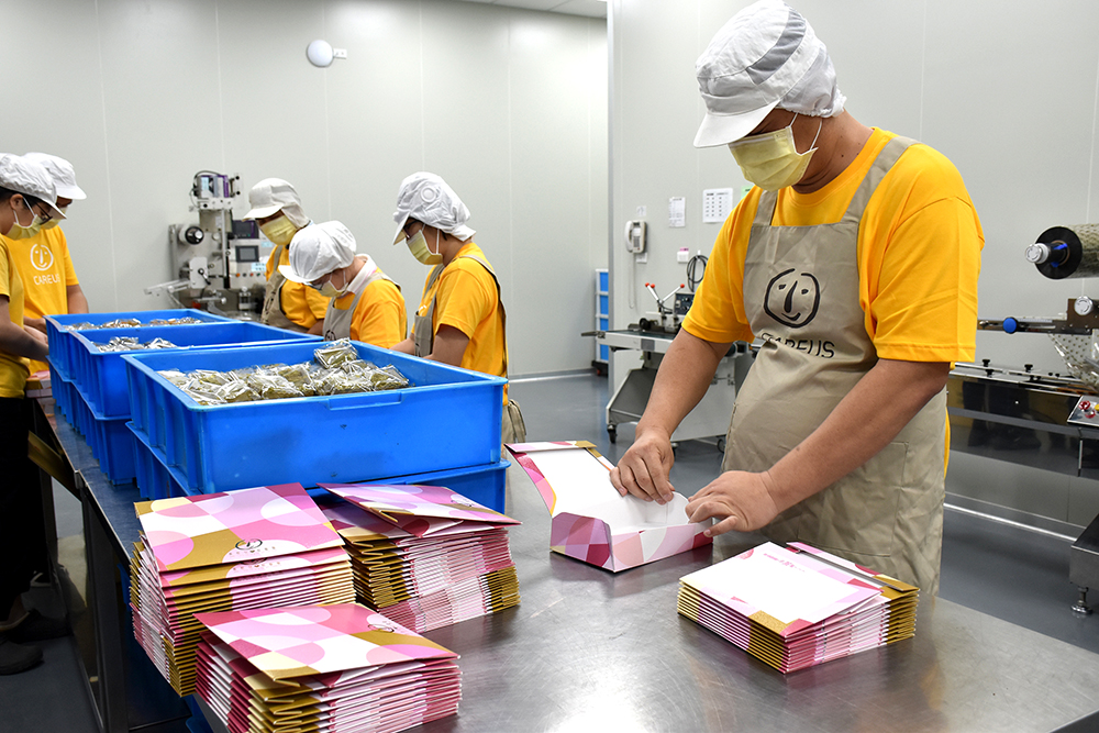 庇護工場協助身心障礙者用雙手自食其力，希望透過工作訓練，讓他們能夠走入職場，獨當一面掌握生命價值。(圖片提供/喜憨兒基金會)
