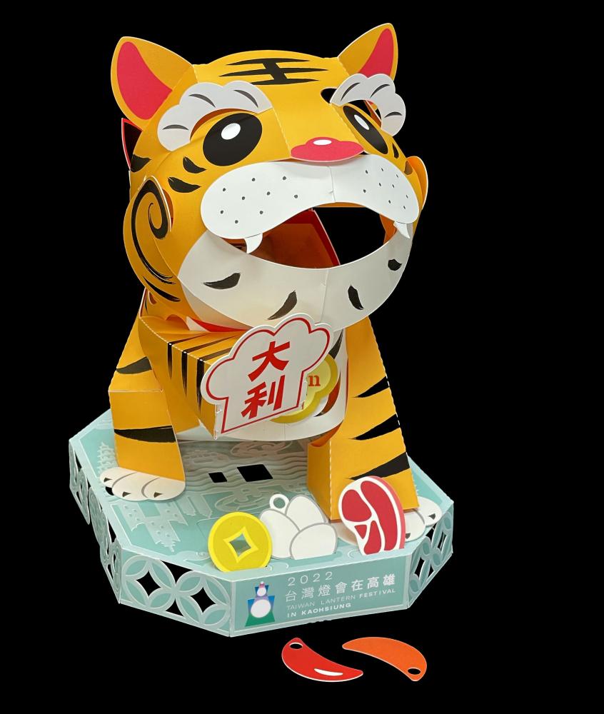 考量疫情期間許多人不便外出參加燈會，因此小提燈設計成在家中也能擺放，溫和可愛的樣貌，以及多樣化的供品小擺飾，給人精神上滿滿的療癒及安心感。 (圖片提供/高雄市政府)