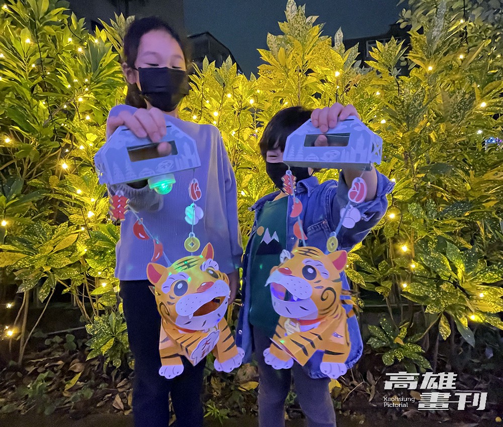 小提燈融入多樣創新設計，燈光使用三色發散式LED燈，利用設計燈罩製造五彩斑斕的效果。(攝影/林佳葦)