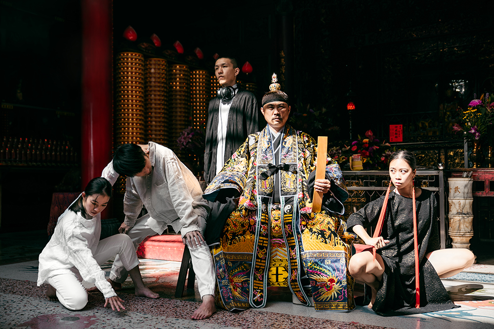 「春藝小劇場系列」跨界戲劇、馬戲、舞蹈、音樂等展演形式，圖為秋杉所在之作品《不存在的金烏》。圖片提供/高雄春天藝術節)