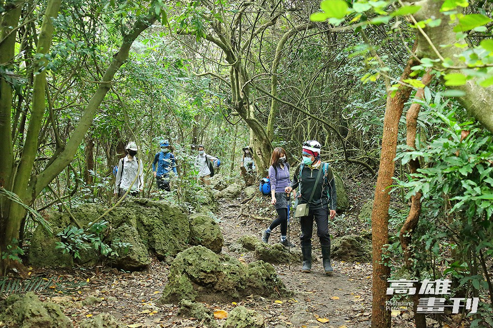 前往石灰岩洞的路上，行經錯綜復雜的原始山徑。(攝影/Carter)