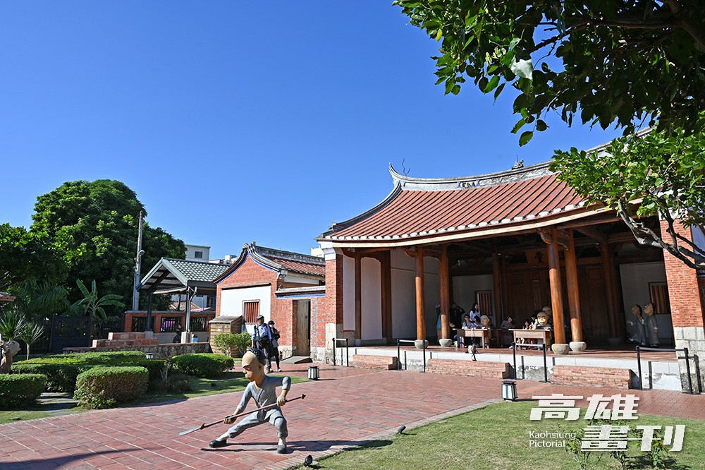 鳳儀書院創建於清嘉慶19年，園區中設置許多逗趣可愛的Q版公仔，體驗區還提供官服出借，讓遊客扮演威武的官老爺。(攝影/曾信耀)