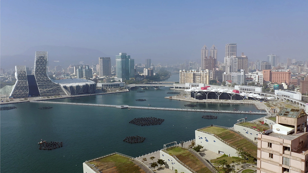 《大港虎橋》橫跨真愛碼頭到光榮碼頭，全長超過400公尺長，邀請所有人在燈會期間一同走向幸福。(圖片提供/高雄市政府)