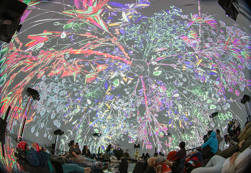 「FUTURE VISION LAB@2022台灣燈會」由C-LAB與高美館共同合作，帶人走入奇幻的宇宙空間。(圖片提供/高雄市政府、臺灣當代文化實驗場C-LAB、高雄市立美術館)