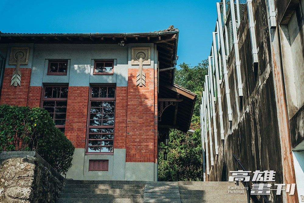 漫步鼓山街區，走訪日治古蹟武德殿，感受清幽雅致的悠閒氛圍。(圖片提供/MOOK)