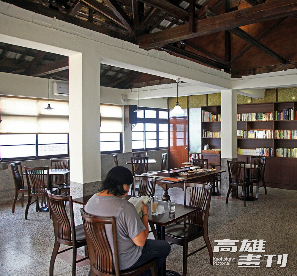 在「書店喫茶一二三亭」點一杯精品咖啡，沈浸在閱讀時光中，是在鼓山老街區中最悠閒不過的享受。(圖片提供/MOOK)