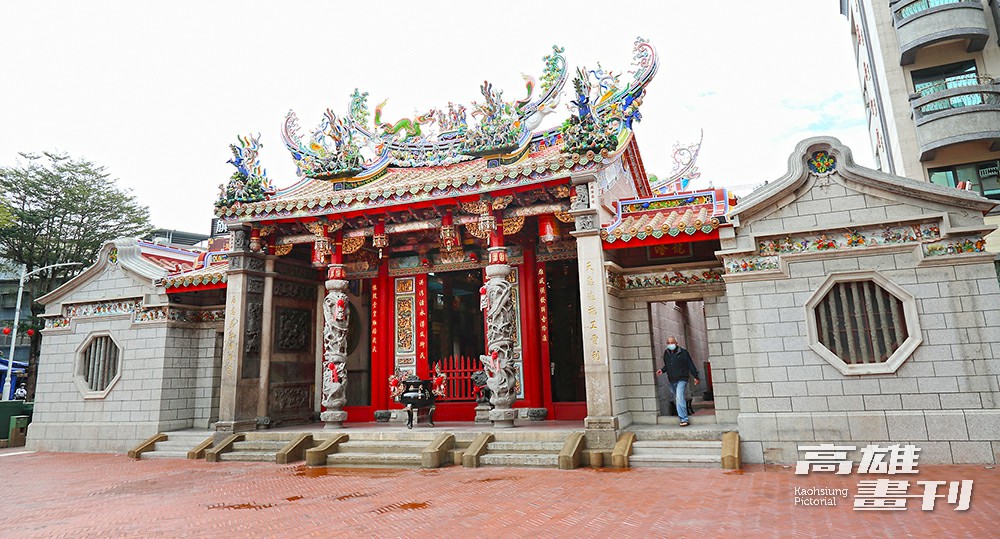 大門面向港內的天后宮為高雄第一座媽祖廟，三百餘年來守護世代漁民。龍飛鳳舞、花鳥瑞獸的剪黏工藝，把飛簷角脊點綴得美輪美奐。(攝影/Carter)