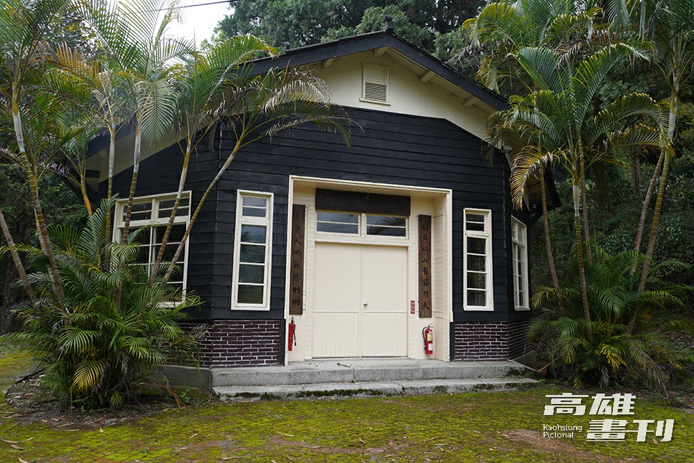六角形的自慶堂是園區內最有特色的建築，內部展示林業試驗場的黑白老照片。(攝影/Cindy Lee)