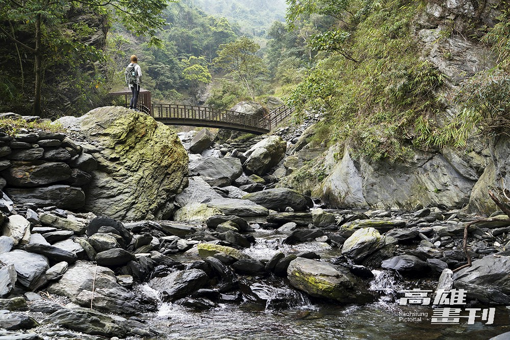莫拉克風災大幅改變溪流地景，現在沿著扇平溪的園區步道皆為風災後所重建。(攝影/Cindy Lee)