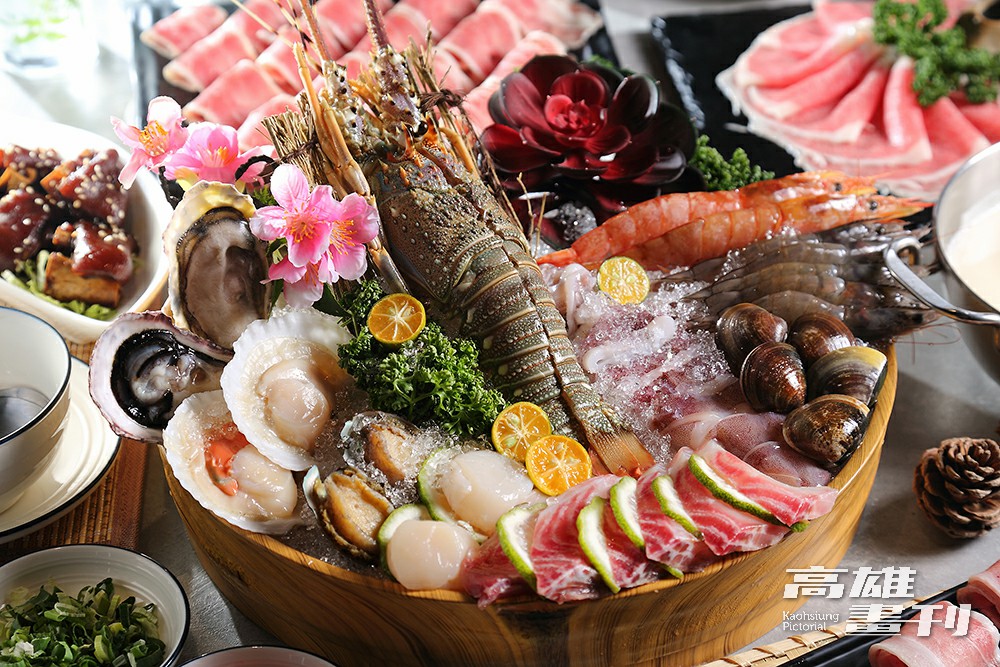 創意鍋底搭配布滿油花的和牛、豐盛海鮮盤、鮮嫩鴨肉等平價新鮮的鍋料，新推出的普洱鍋，些微茶澀感隨著湯料下鍋，會熬煮出生津止渴的回甘口感。(攝影/Carter)