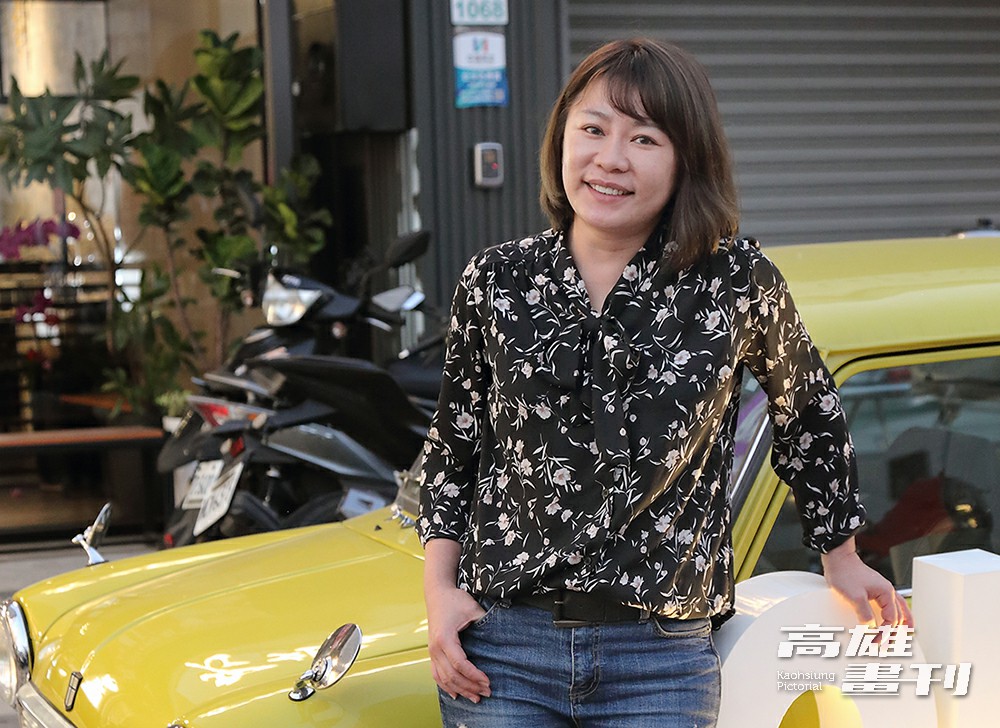 老娘鍋老闆蕭惠真平日除了喜歡研發多樣化的湯頭與醬料外，收集骨董車也是興趣之一。(攝影/Carter)