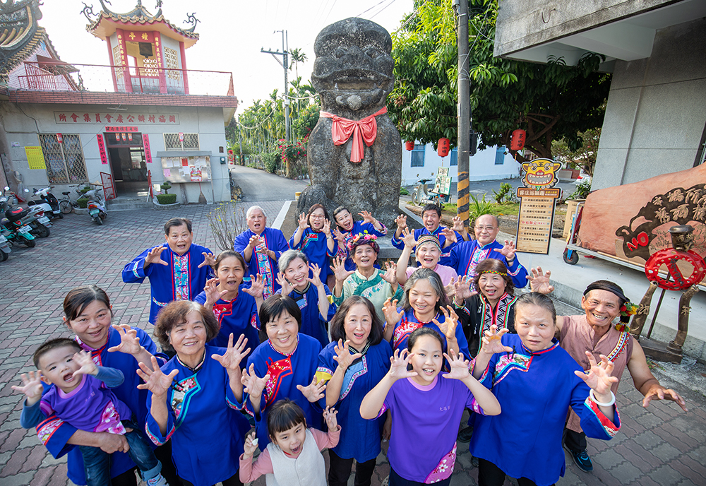 透過六堆庄頭劇場的計畫，劇團成員入庄生活，與當地居民互動，並和素人演出者共同練習排演，創造出根植於在地文化的環境戲劇。(圖片提供/六堆庄頭劇場)