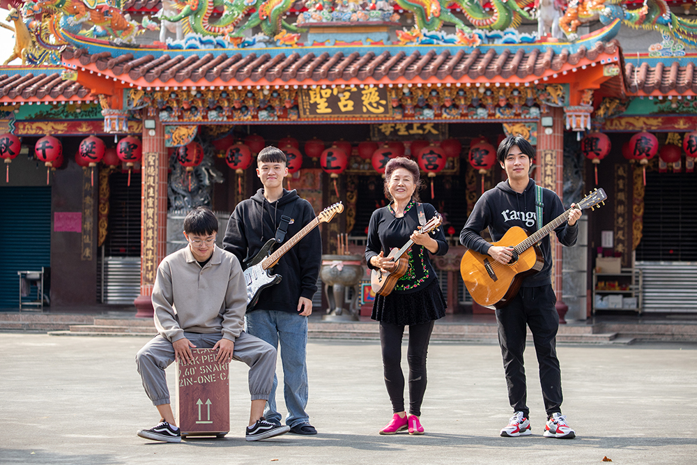 音樂說唱《八音Reunion》由劇團小島旦製作，採用八音樂曲「大團圓」之名，英譯為Reunion、也包含再次團結、呼應客庄傳承的社會運動精神。(圖片提供/六堆庄頭劇場)
