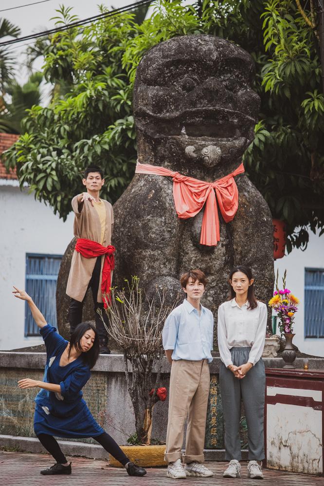 舞蹈生態系創意團隊所製作，高樹順天宮廣場演出的《關》，在客閩原民等族群融合的高樹，藉由「石獅公」討論族群之間的關係。(圖片提供/六堆庄頭劇場)