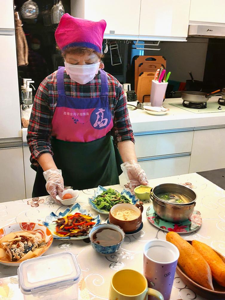 高雄市「坐月子到宅服務」，坐月子服務員可以到府提供客製化服務，除照顧產婦與新生兒外，也協助簡單家務與製作月子餐。(圖片提供/高雄市政府社會局)