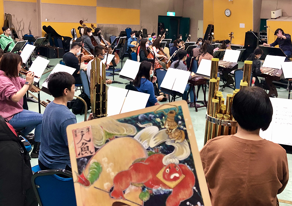音樂繪類似小歌劇，結合佈景、燈光、故事、影像和演員，指揮不僅要表現樂曲，也要同時關注其他細節。(圖片提供/高雄愛樂)