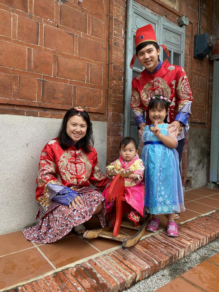 許多家長會穿上傳統服裝，和寶寶一起在蓮潭郭家百年古厝留下獨特的古禮週歲照。(圖片提供/高雄市古厝文化協會)