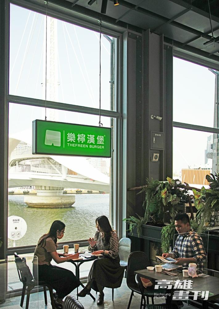 在大港倉開設高雄首店的樂檸漢堡，希望將坐在美麗水岸享用美味漢堡，形塑成一種生活態度。（攝影/曾信耀）