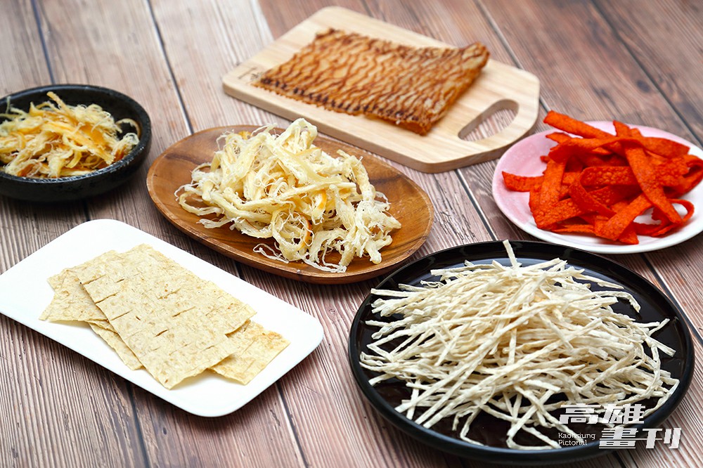 除了早期知名的珍珍魷魚絲之外，還有各式各樣的休閒食品，滿足各年齡層消費者的喜愛。(攝影/Carter)