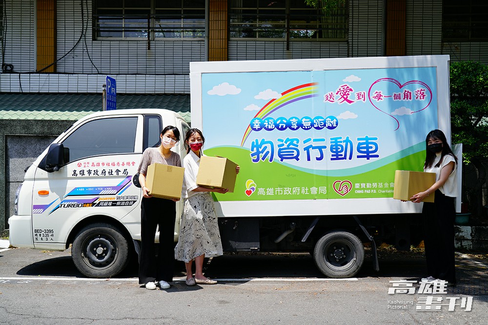 實物銀行也有「物資行動車」服務，物資車每月巡迴8場次，總共服務17個行政轄區。(攝影/Cindy Lee)